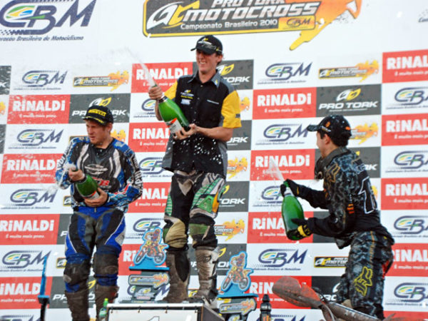 Adam Chatfield, Scott Simon e Thales Vilardi no pódio da MX1 em Quissamã/RJ - Divulgação CBM