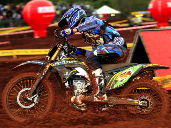 O americano Scott Simon vem sendo o grande nome do Pro Tork Brasileiro de Motocross 2010 - Foto de divulgaÃ§Ã£o CBM