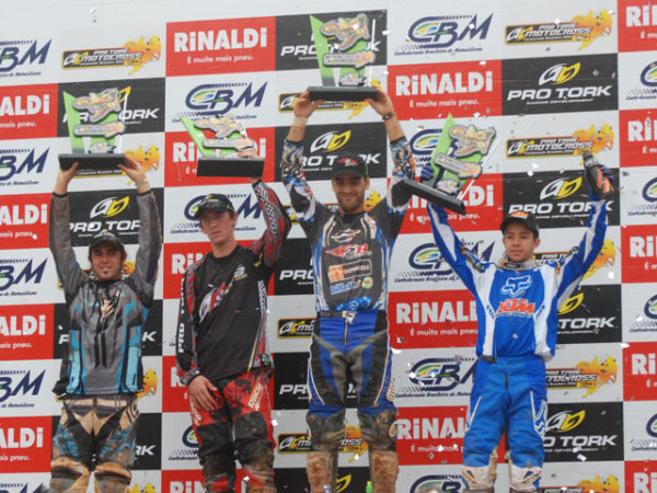 O pódio da categoria MX2 em Nova Friburgo/RJ - Foto de Pedrinho Plá/Divulgação CBM